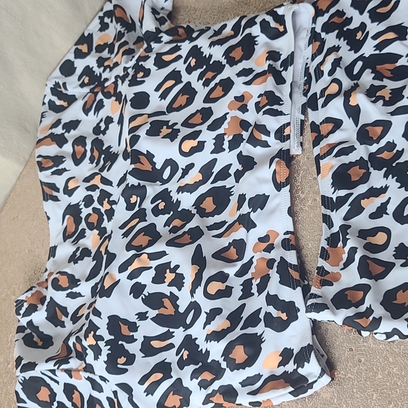 - Leopard 2 piece - Picture 6 of 8
